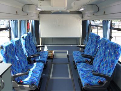 車内後部のレクチャールーム
