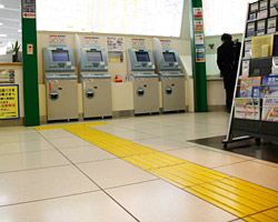 東京駅点字ブロック写真